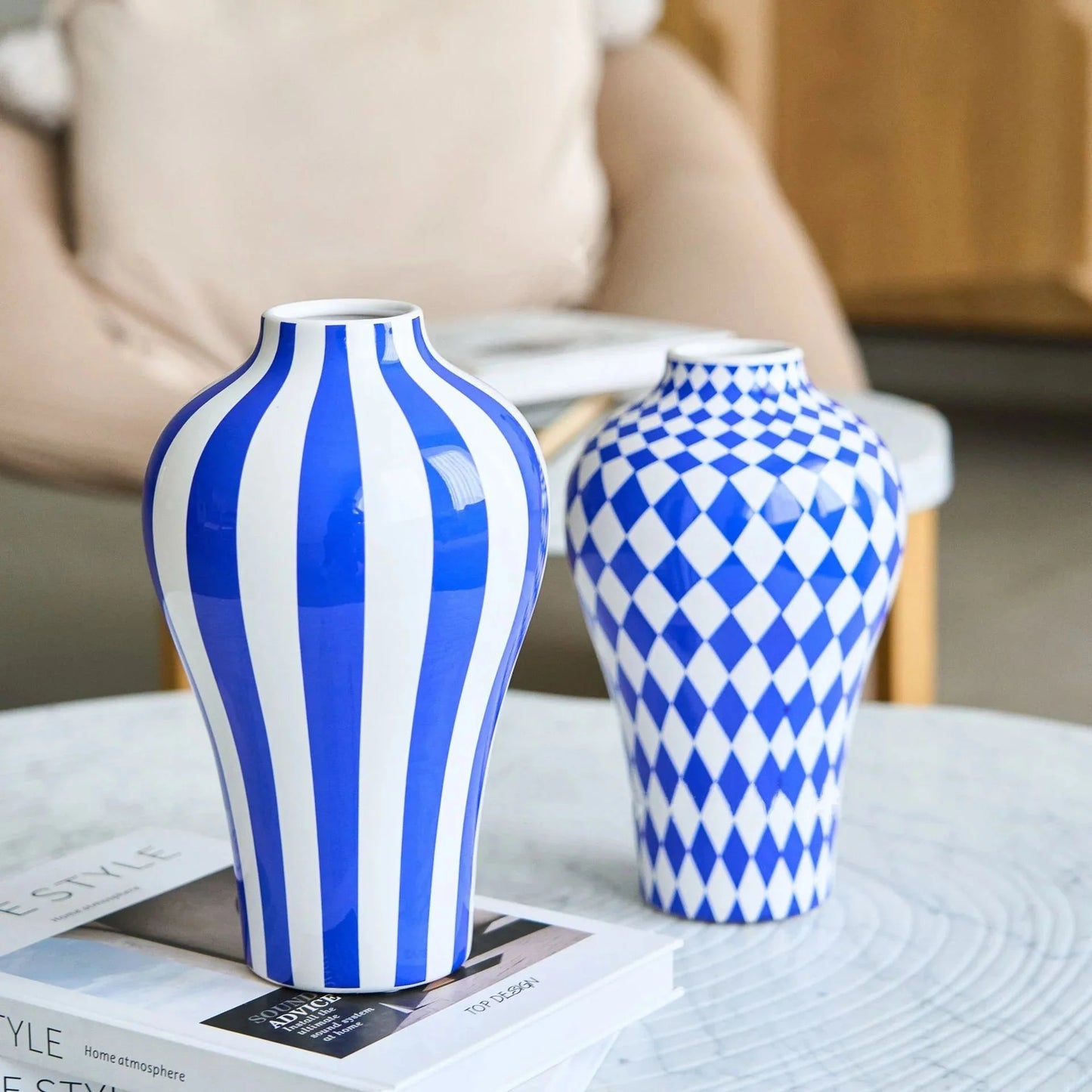 Lebhafte blaue geometrische Keramikvase