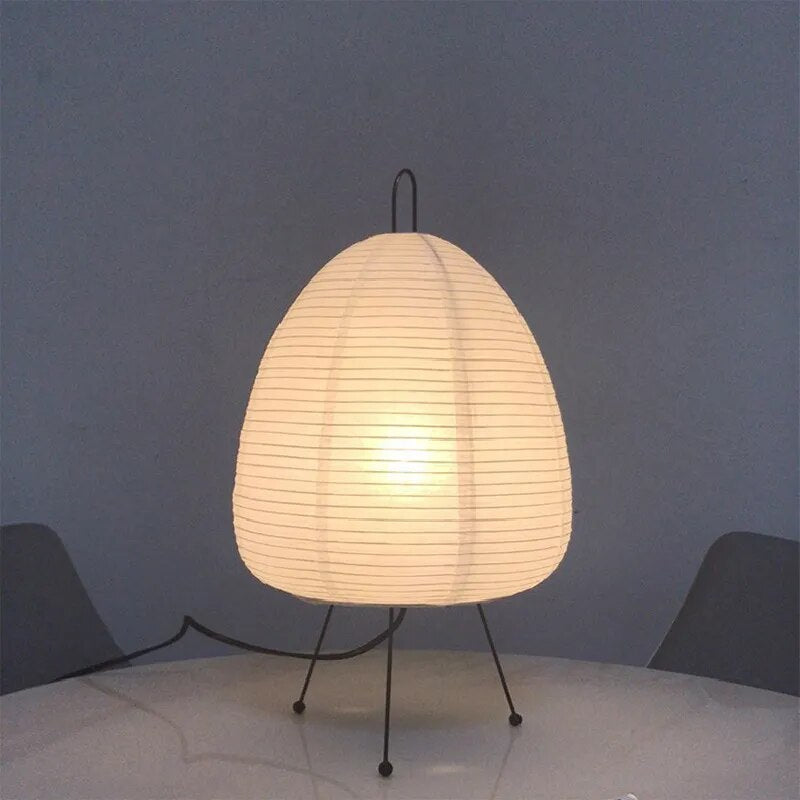 Japanische Tischlampe aus Reispapier - LED-Design Kunst mit Dreibeinholzfuß