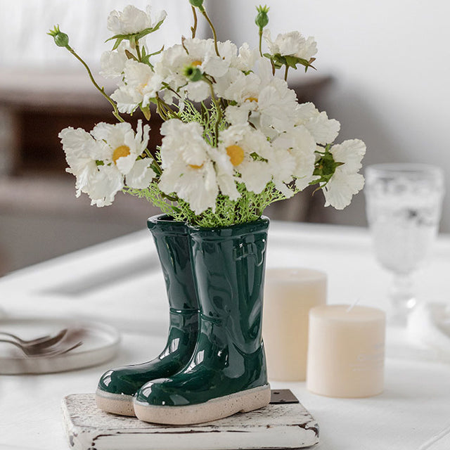 Keramikvase mit Gummistiefeln