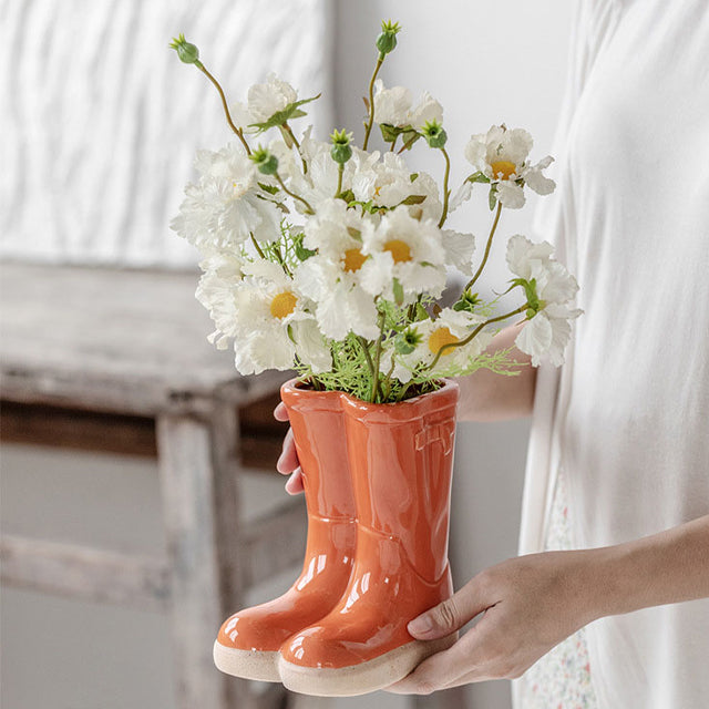 Keramikvase mit Gummistiefeln