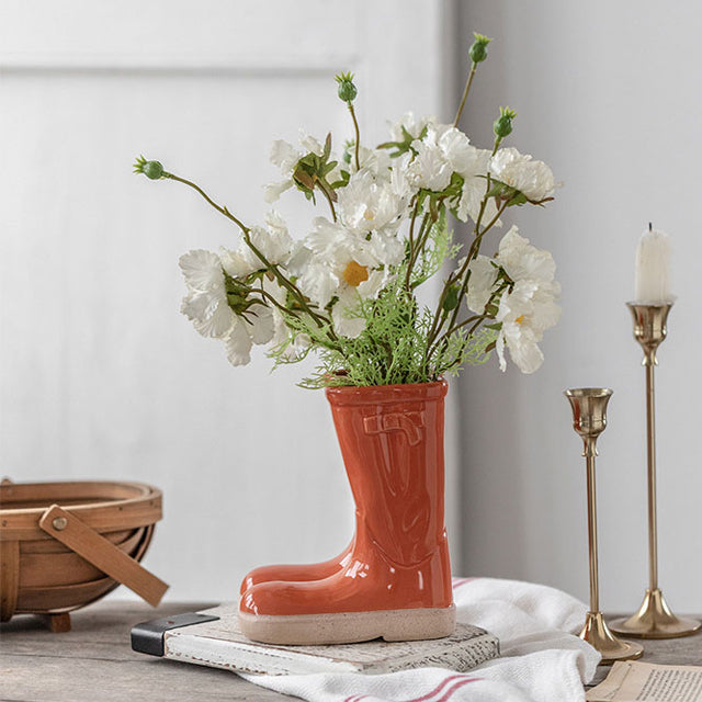 Keramikvase mit Gummistiefeln