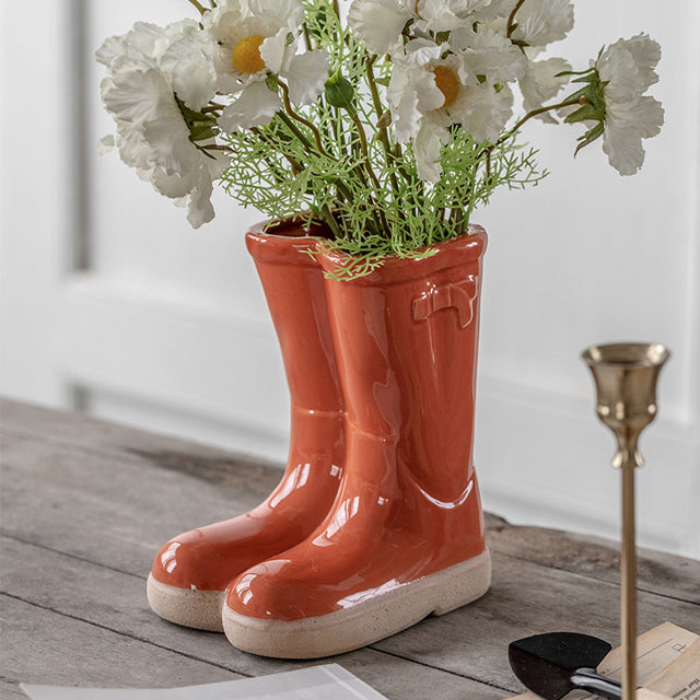 Keramikvase mit Gummistiefeln