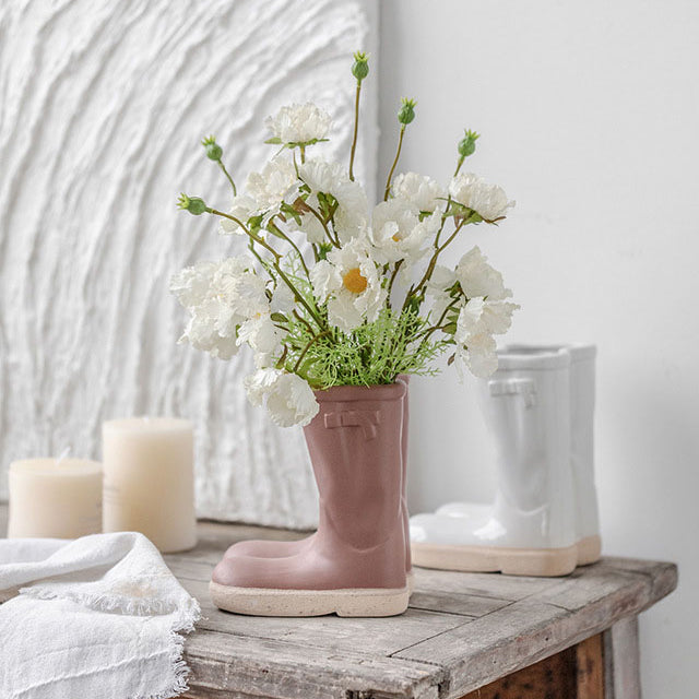 Keramikvase mit Gummistiefeln