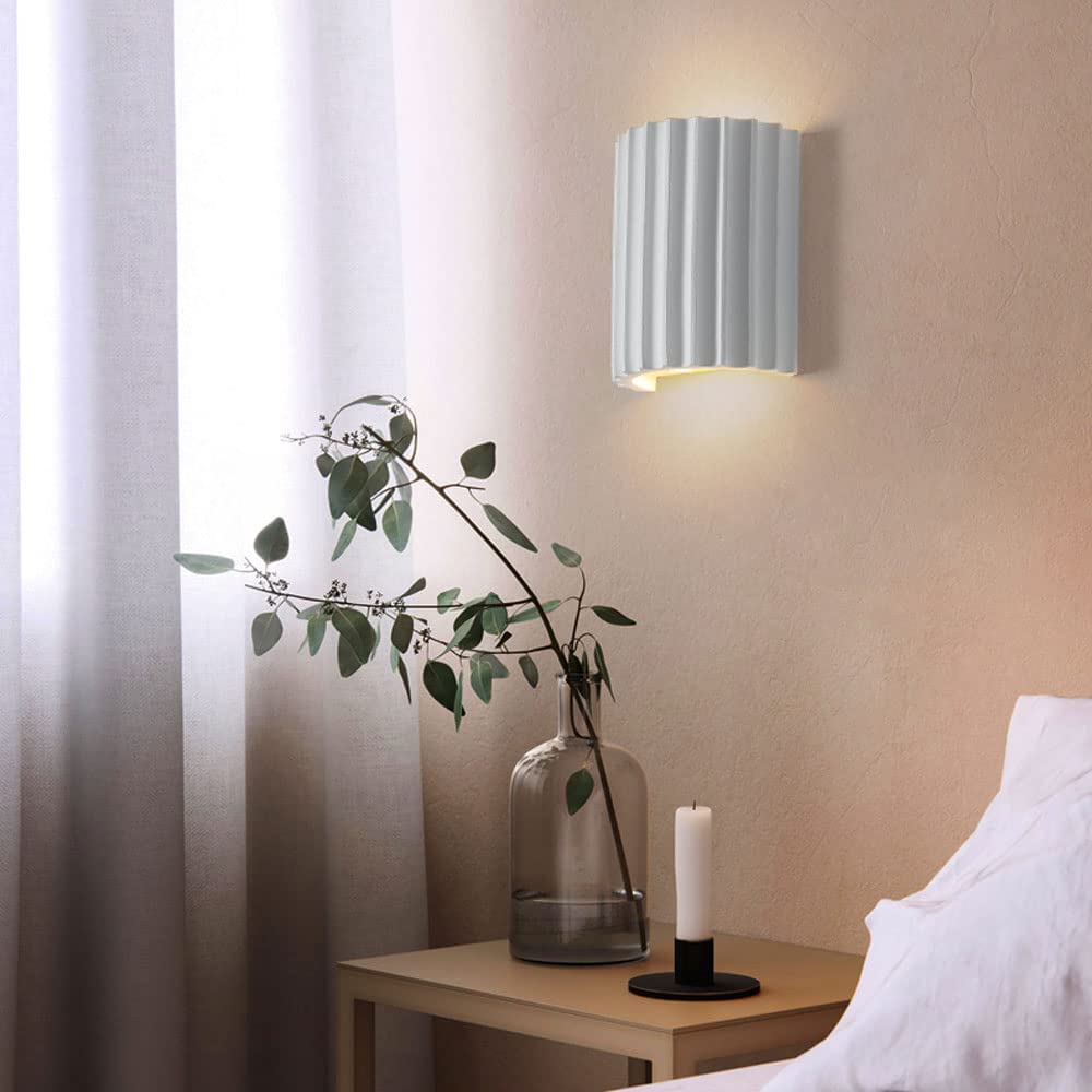 Moderne Wandleuchte mit gewelltem Schirm – Elegante und komfortable Beleuchtung