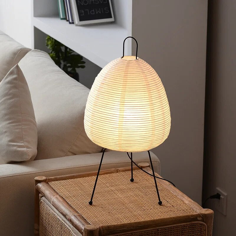 Japanische Tischlampe aus Reispapier - LED-Design Kunst mit Dreibeinholzfuß