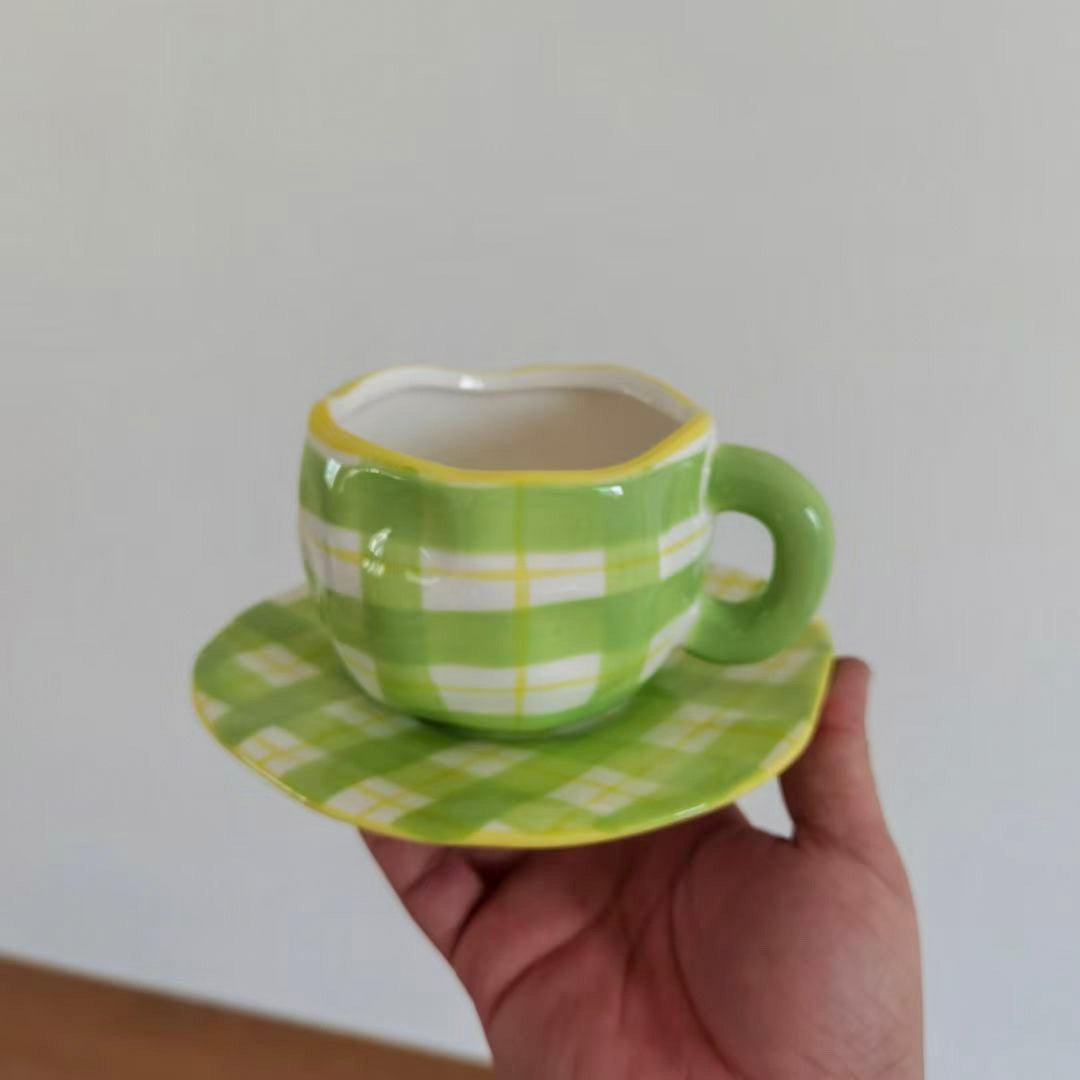 Garduru Karierte Unregelmäßige Kaffeetasse Und Untertasse In Rosa Grün Oder Schwarz Erhältlich