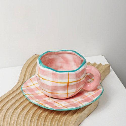 Garduru Karierte Unregelmäßige Kaffeetasse Und Untertasse In Rosa Grün Oder Schwarz Erhältlich
