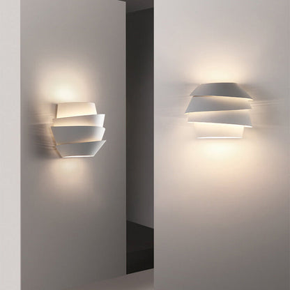 Wandleuchte aus Eisen mit zwei Lichtquellen