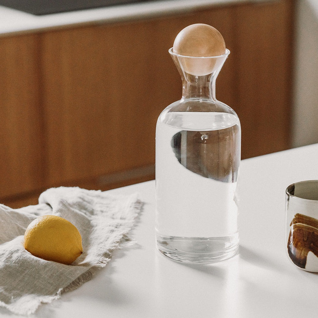 Klare Glas Karaffe mit Holzballdeckel 1L