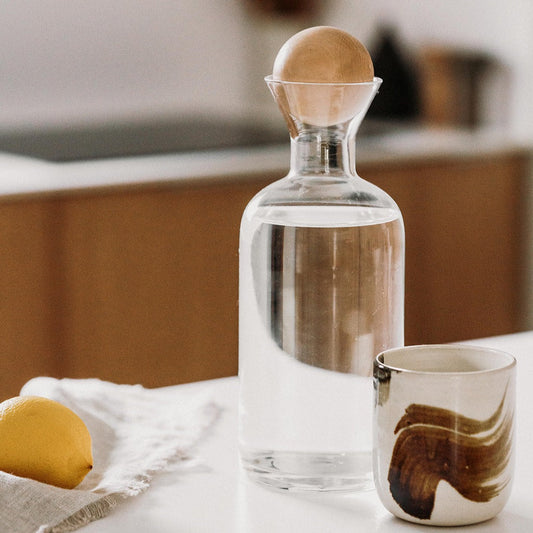 Klare Glas Karaffe mit Holzballdeckel 1L