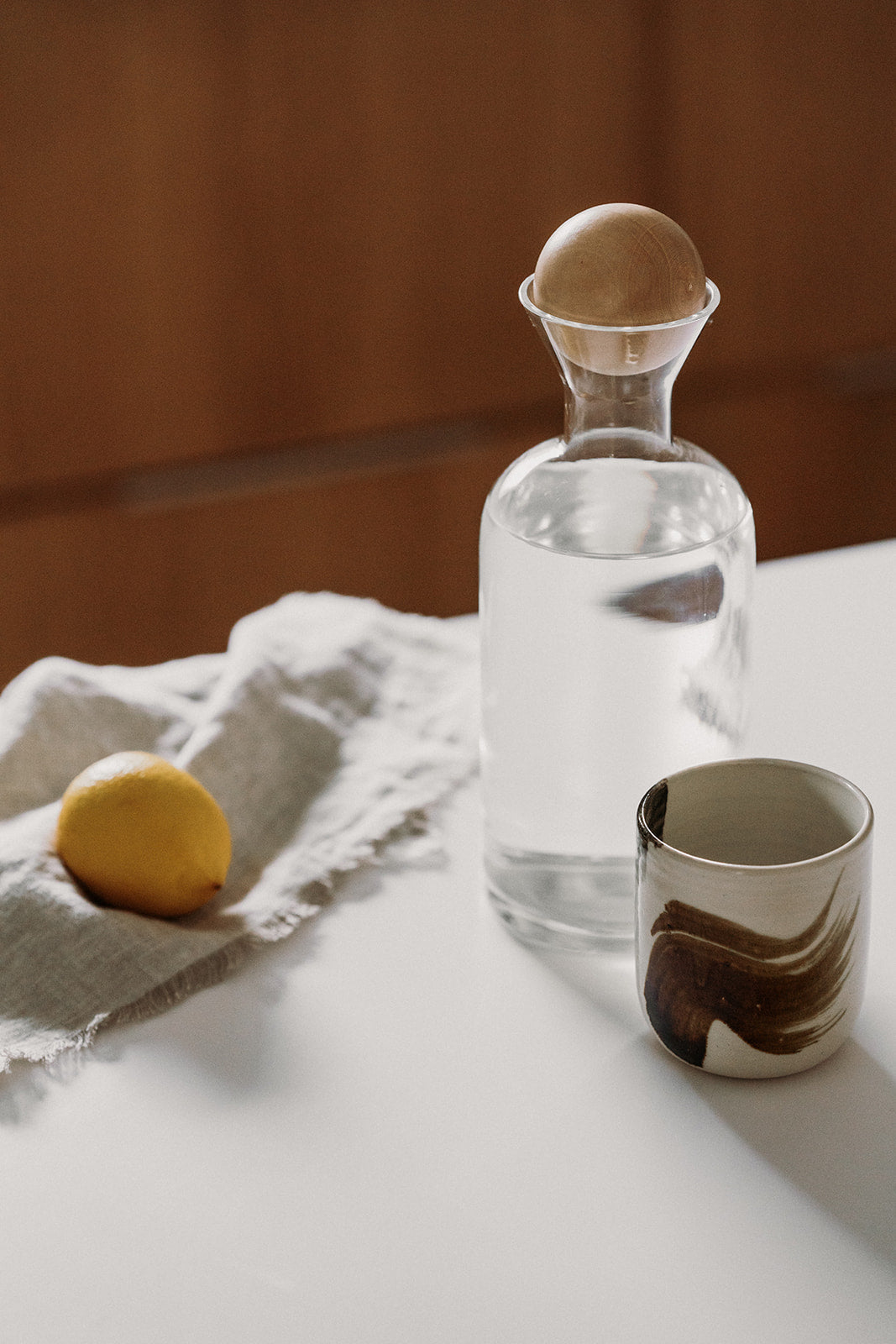 Klare Glas Karaffe mit Holzballdeckel 1L
