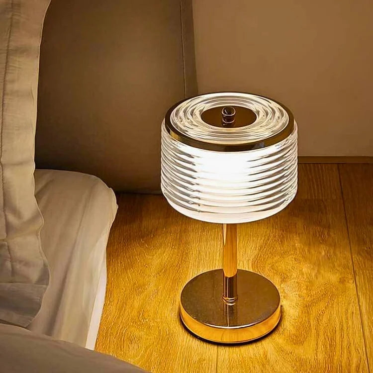 Elegante Ringlampe mit vergoldetem Sockel und einstellbarer Helligkeit