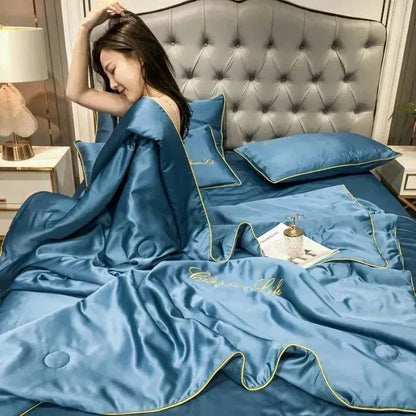 Seiden-Decke mit kühlendem Effekt – Atmungsaktiv, hypoallergen und elegantes Design für warme Nächte