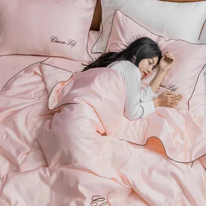 Seiden-Decke mit kühlendem Effekt – Atmungsaktiv, hypoallergen und elegantes Design für warme Nächte