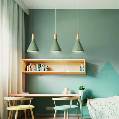 Aufhängung Französisches Macaron Conique - Lampe aus Aluminium und Holz im modernen und spielerischen Design