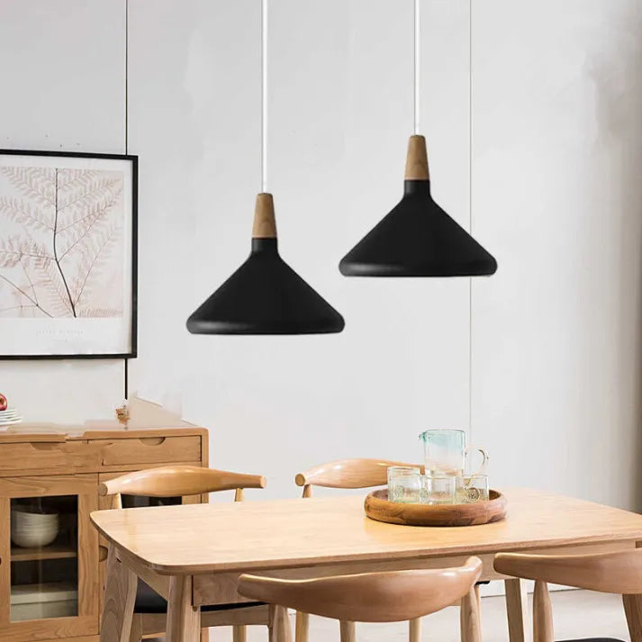Aufhängung Französisches Macaron Conique - Lampe aus Aluminium und Holz im modernen und spielerischen Design