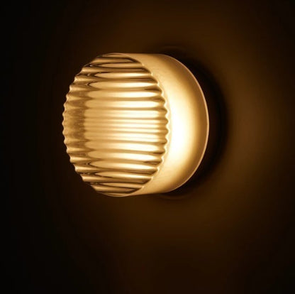 Moderne runde LED Wandleuchte – Sanftes Licht mit Glasdiffusor Mylk für Wohnzimmer und Schlafzimmer