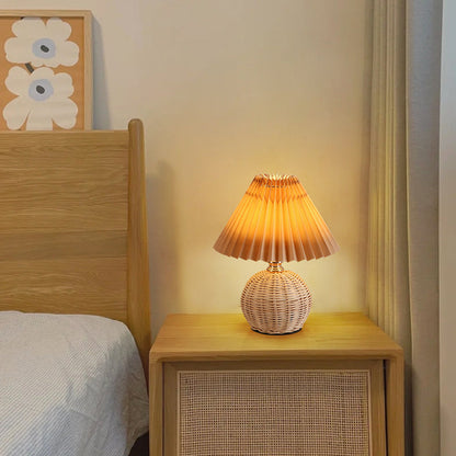 Garduru Nordic LED Tischlampe | Geflochtenes Rattan & Faltstoffschirm | Stimmungslicht | Deko fürs Schlafzimmer