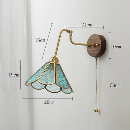 Wandleuchte mit vintage Messing-Glas-Schirm