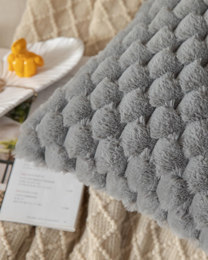 Embrace – Luxuriöses Plüsch-Dekorkissen mit üppiger Textur für eleganten Komfort