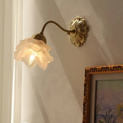Vintage-Wandlampe aus Kupfer und Glas – Zarte Blütenblätter