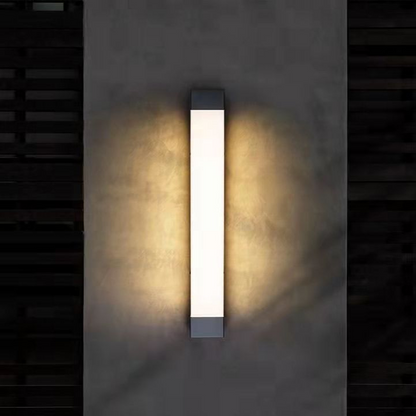 Minimalistische LED Außenwandleuchte aus Metall und Acryl für Außenbereiche
