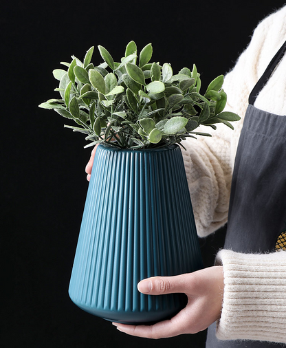 Moderne Vasen mit Rillenstruktur für elegante Dekoration