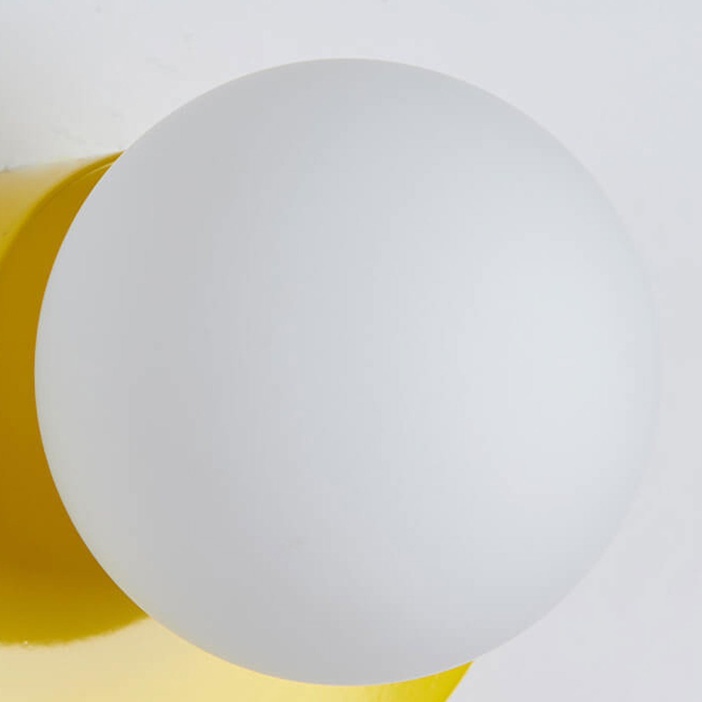 Glas Globe Wandlampe mit bunter Basis