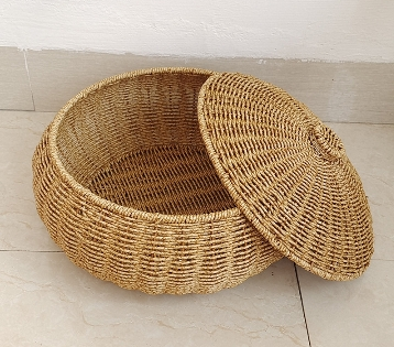 Dome-förmiger gestrickter Rattankorb mit Deckel