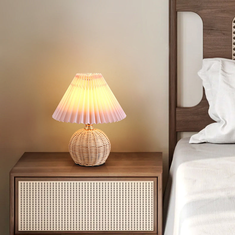 Garduru Nordic LED Tischlampe | Geflochtenes Rattan & Faltstoffschirm | Stimmungslicht | Deko fürs Schlafzimmer