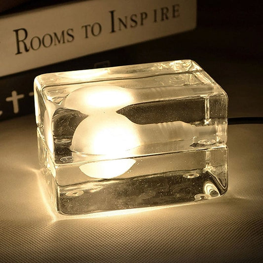 Glass Cube – Minimalistische Tischlampe mit transparentem Glaswürfel