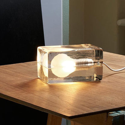 Glass Cube – Minimalistische Tischlampe mit transparentem Glaswürfel