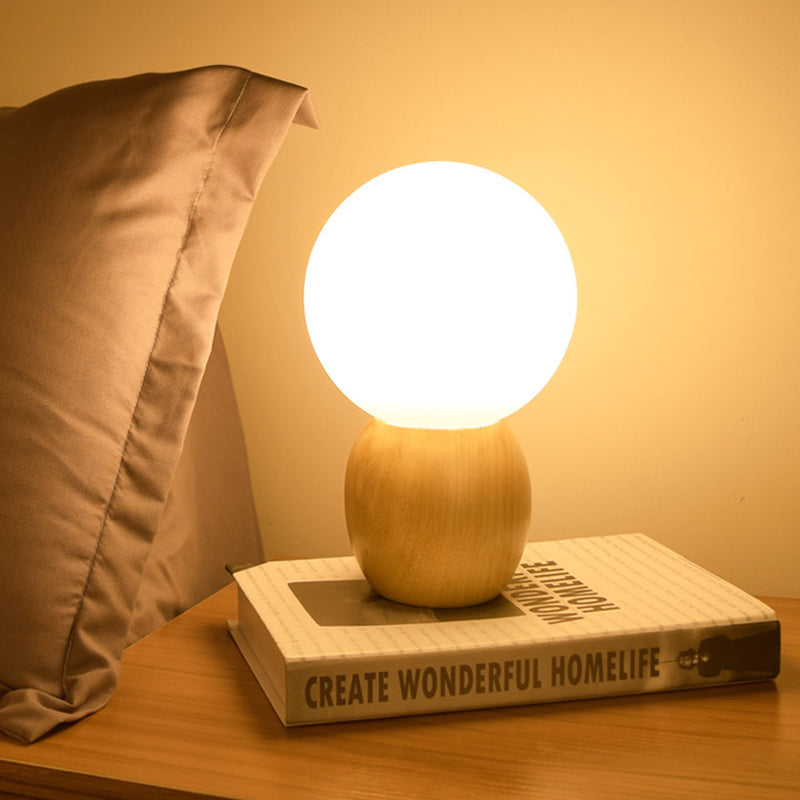 Elegante Nachttischlampe mit Holzfuß und Glasschirm | GlowLuxury