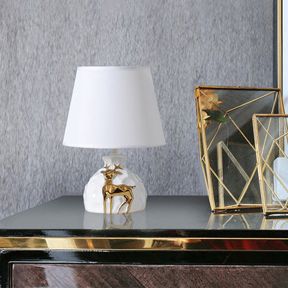 Elegante Tischlampe Gold mit Keramikbasis und natürlichen Hirschdetails