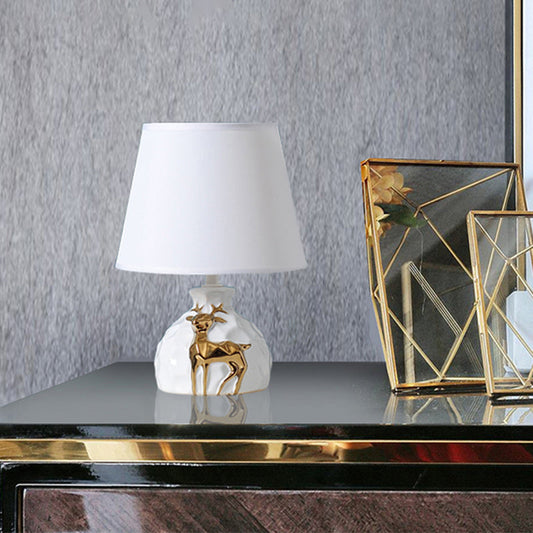 Elegante Tischlampe Gold mit Keramikbasis und natürlichen Hirschdetails