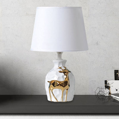 Elegante Tischlampe Gold mit Keramikbasis und natürlichen Hirschdetails