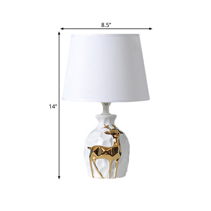 Elegante Tischlampe Gold mit Keramikbasis und natürlichen Hirschdetails