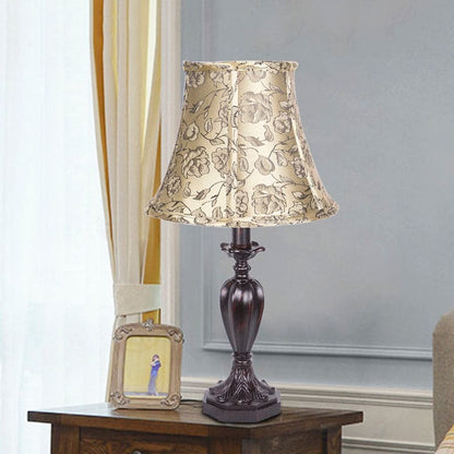 Vintage-Tischlampe mit Holzsockel und Stoffschirm für eine warme Atmosphäre