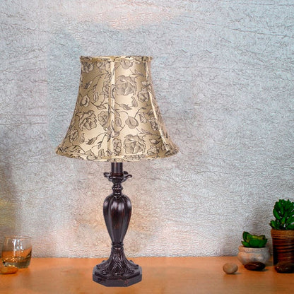 Vintage-Tischlampe mit Holzsockel und Stoffschirm für eine warme Atmosphäre