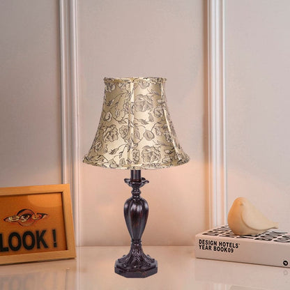 Vintage-Tischlampe mit Holzsockel und Stoffschirm für eine warme Atmosphäre