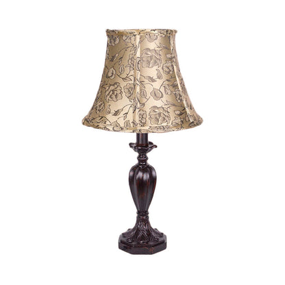 Vintage-Tischlampe mit Holzsockel und Stoffschirm für eine warme Atmosphäre