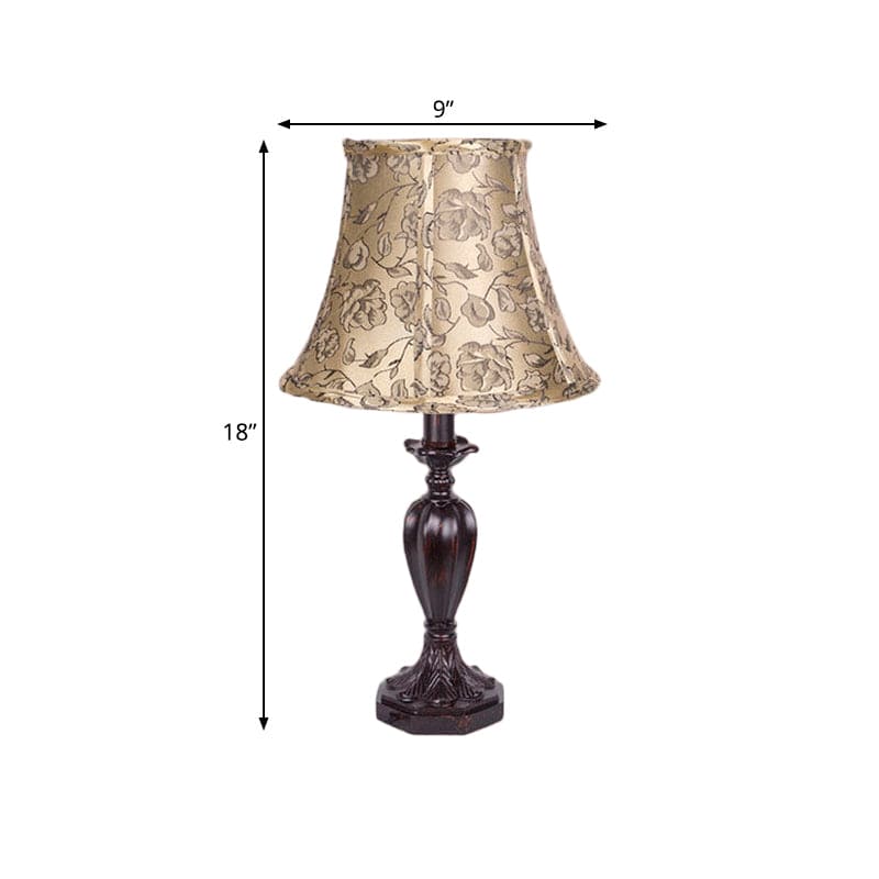 Vintage-Tischlampe mit Holzsockel und Stoffschirm für eine warme Atmosphäre