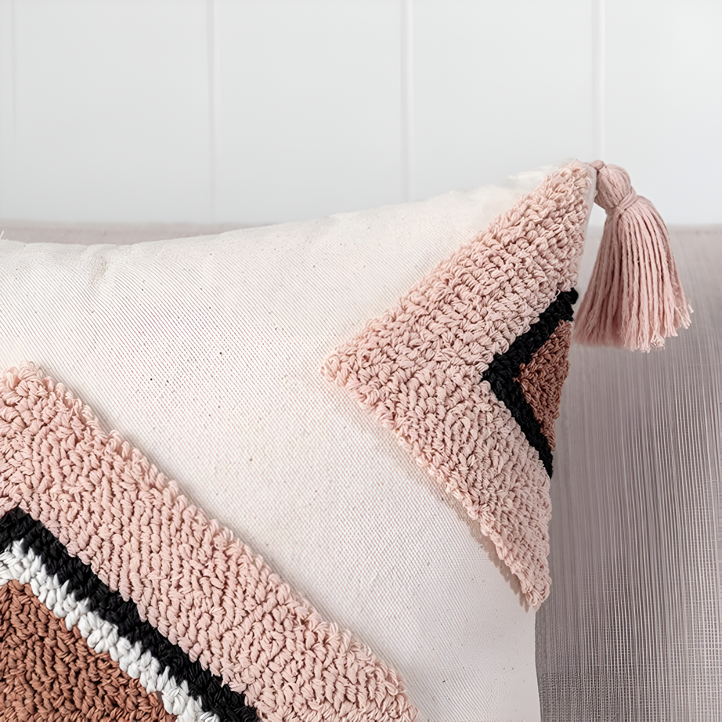 Geplüschter bestickter Boho-Kissenbezug