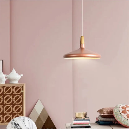 Aufhängung Französisches Macaron Conique - Lampe aus Aluminium und Holz im modernen und spielerischen Design