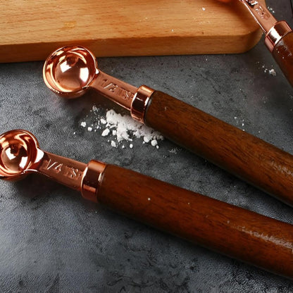 CopperLuxe – Stilvolle Edelstahlmessbecher & -löffel mit Holzgriff