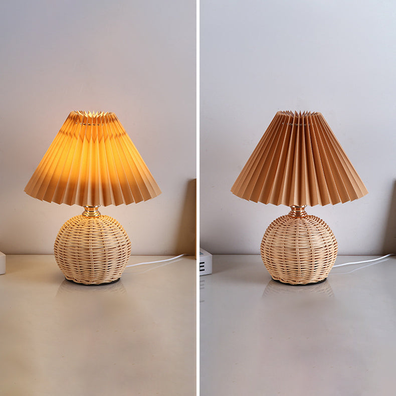 Zeitgenössische nordische Rattan-Geflecht Tischlampe mit gefaltetem Kegelschatten, LED, für Schlafzimmer