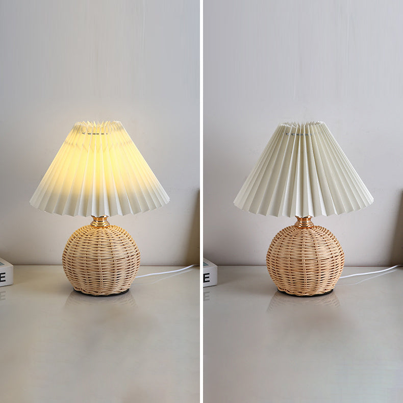 Zeitgenössische nordische Rattan-Geflecht Tischlampe mit gefaltetem Kegelschatten, LED, für Schlafzimmer