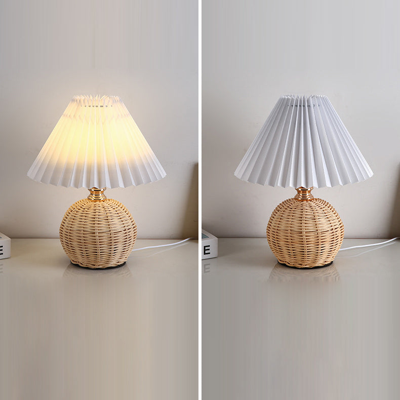 Zeitgenössische nordische Rattan-Geflecht Tischlampe mit gefaltetem Kegelschatten, LED, für Schlafzimmer