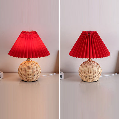 Zeitgenössische nordische Rattan-Geflecht Tischlampe mit gefaltetem Kegelschatten, LED, für Schlafzimmer