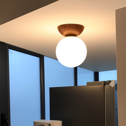 Deckenleuchte mit Glasschirm für Flur
